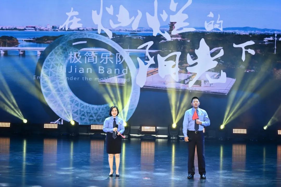 歌曲《在燦爛的陽光下》