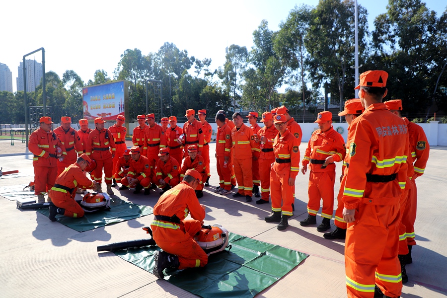 裝備拆解結(jié)合觀摩。廈門市應(yīng)急管理局供圖