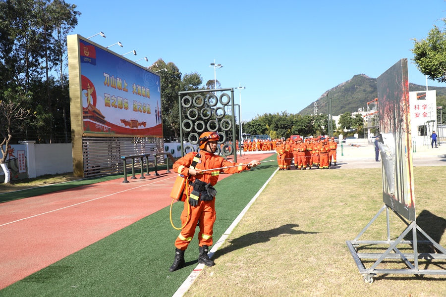 滅火裝備操作綜合演練。廈門市應(yīng)急管理局供圖