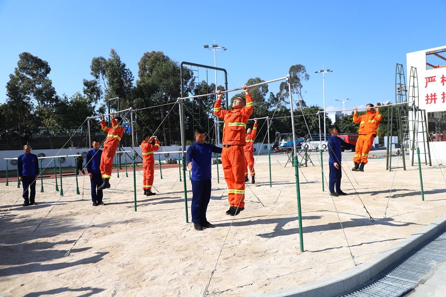 引體向上體能訓(xùn)練。廈門市應(yīng)急管理局供圖