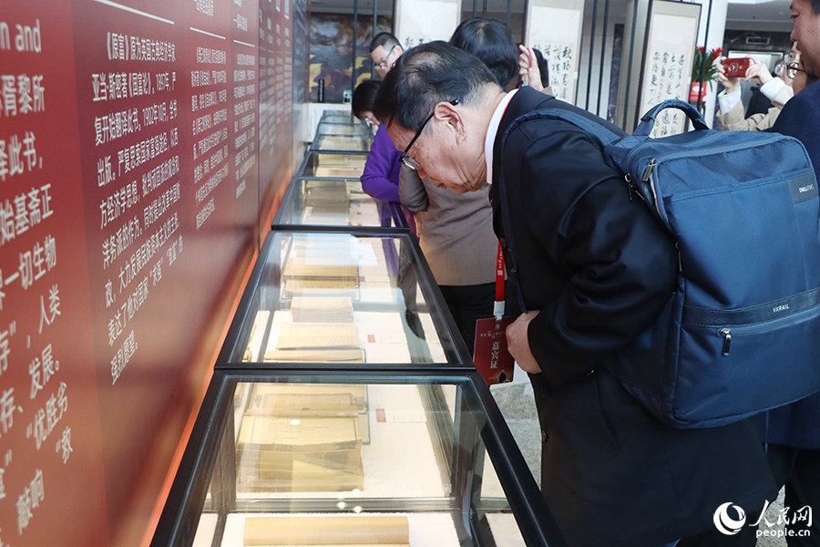 與會(huì)嘉賓代表參觀“科學(xué)與愛國(guó)——紀(jì)念嚴(yán)復(fù)誕辰170周年文物展”。人民網(wǎng) 黃東儀攝