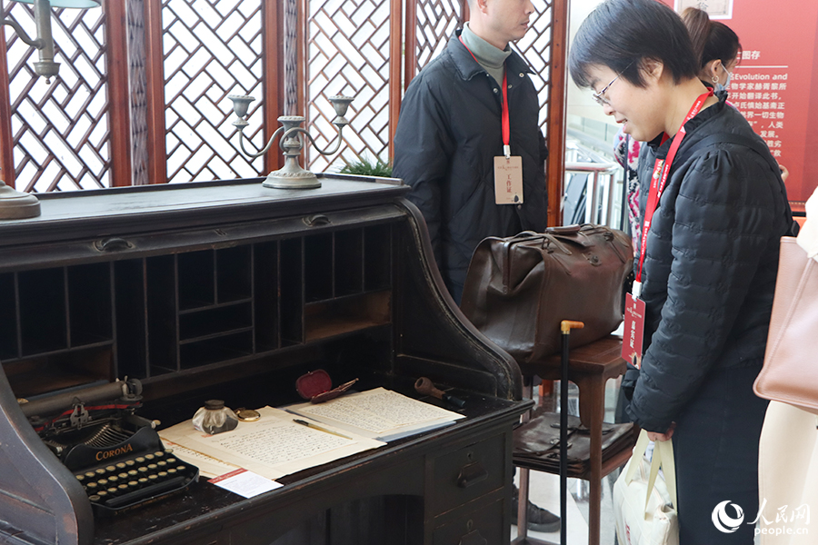 與會(huì)嘉賓在“科學(xué)與愛國(guó)——紀(jì)念嚴(yán)復(fù)誕辰170周年文物展”上參觀嚴(yán)復(fù)生前使用過的書桌。人民網(wǎng) 黃東儀攝