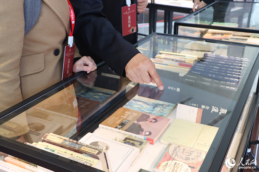 與會(huì)嘉賓參觀后世學(xué)者研究嚴(yán)復(fù)的書籍。人民網(wǎng) 黃東儀攝