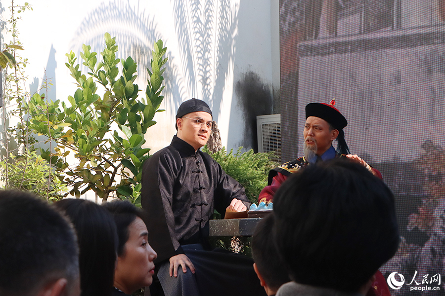 《筆醒山河》嚴復主題沉浸式戲劇演出現(xiàn)場，舞臺上左一為“嚴復”。人民網(wǎng) 黃東儀攝