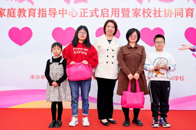 產(chǎn)業(yè)工人幸福家公益項(xiàng)目幸福接力。海滄區(qū)婦聯(lián)供圖