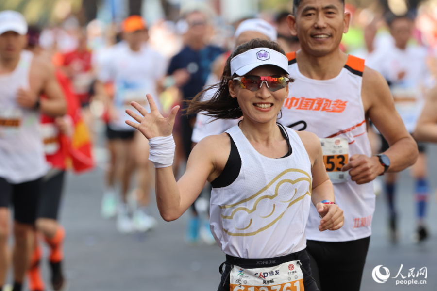 廈門馬拉松賽現(xiàn)場。人民網(wǎng)記者 陳博攝