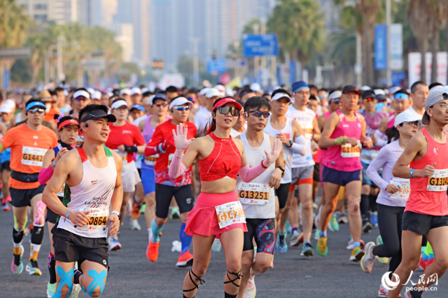 選手們在賽道上激烈角逐。人民網(wǎng)記者 陳博攝