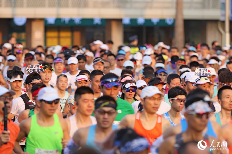 本屆廈馬預報名人數(shù)逾13萬人，創(chuàng)歷年之最。人民網(wǎng)記者 陳博攝