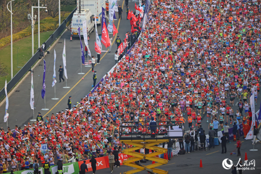 作為2024年全球首場“世界田聯(lián)精英白金標”賽事，本屆廈馬匯聚了一批國內外頂級選手和高水平大眾跑者。人民網(wǎng)記者 陳博攝