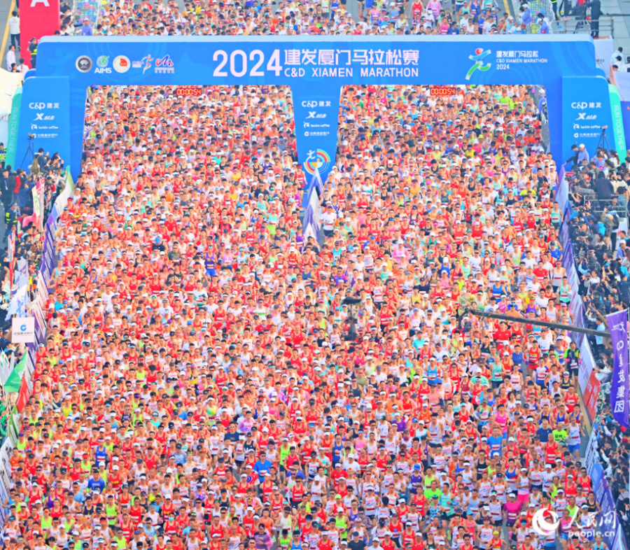 3萬名參賽選手激情奔跑，再現(xiàn)群雄逐“鷺”的壯觀景象。人民網(wǎng)記者 陳博攝