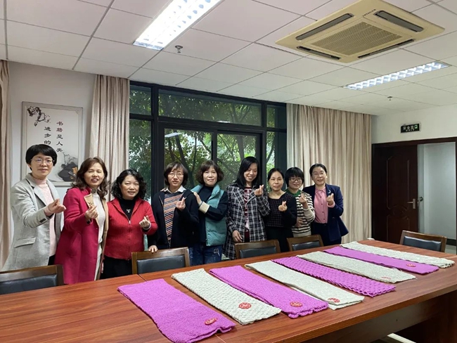 林業(yè)巾幗們展示織好的圍巾。