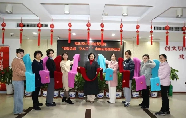 林業(yè)巾幗們展示織好的圍巾。福建省林業(yè)局供圖