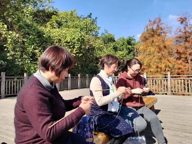 利用空閑時間織圍巾。福建省林業(yè)局供圖