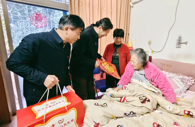 市紅十字會領(lǐng)導(dǎo)（左一、左二）走進(jìn)困難家庭，送上新春大禮包和祝福慰問。林林?jǐn)z