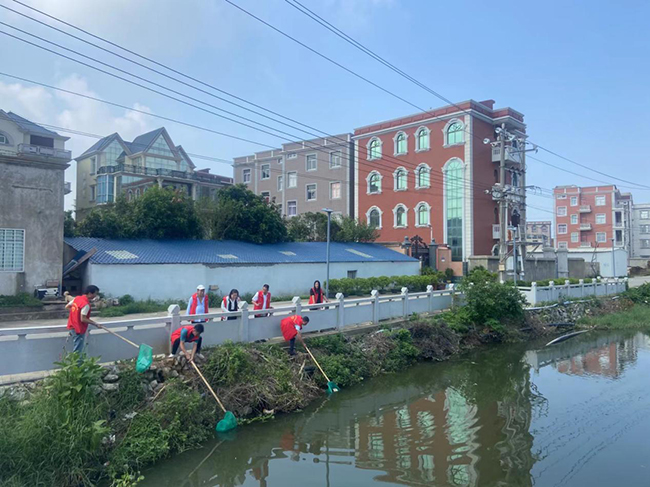 港頭鎮(zhèn)開(kāi)展護(hù)河愛(ài)水、清潔家園行動(dòng)。福清市港頭鎮(zhèn)供圖