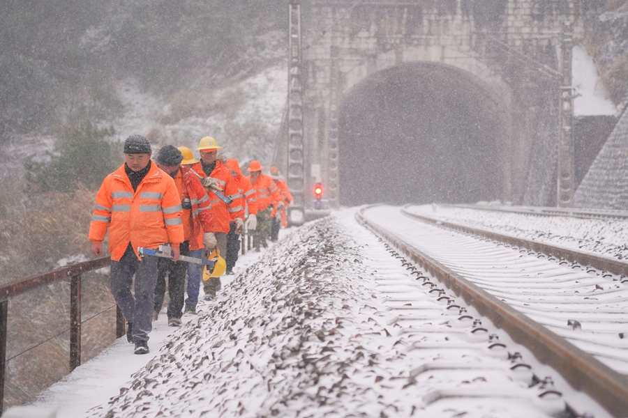 1月22日，在南平市武夷山黃連坑站，作業(yè)人員對線路進行巡查。 潘文輝攝
