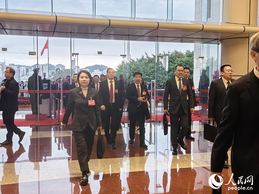 福建省人大代表步入會(huì)場(chǎng)。人民網(wǎng)記者 林曉麗攝