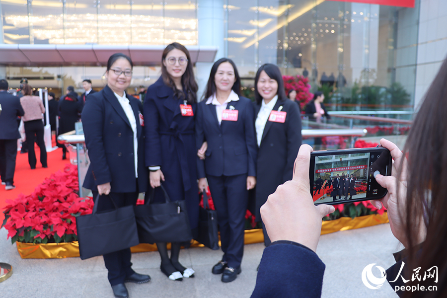 代表們會(huì)前合影。人民網(wǎng)記者 劉卿攝