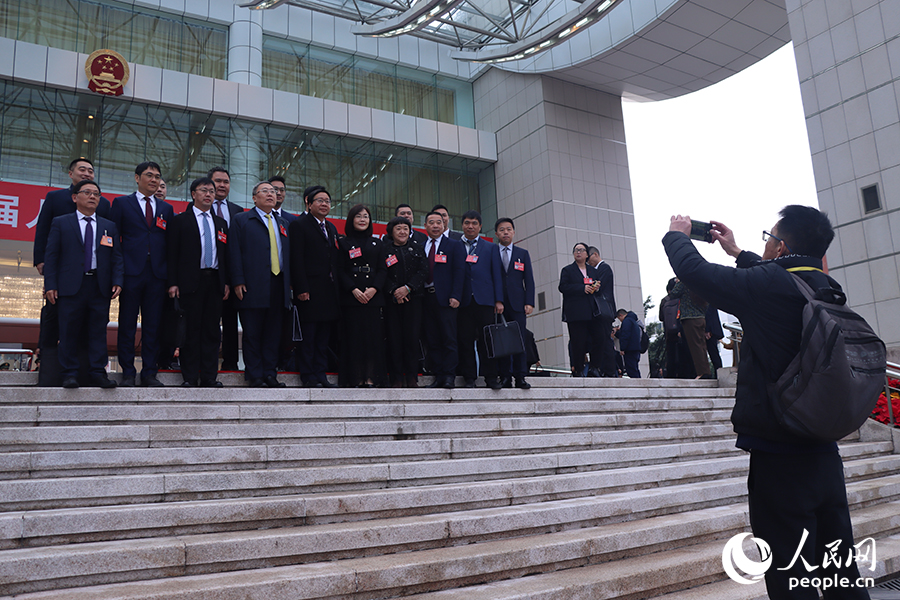 代表們會(huì)前合影。人民網(wǎng)記者 劉卿攝
