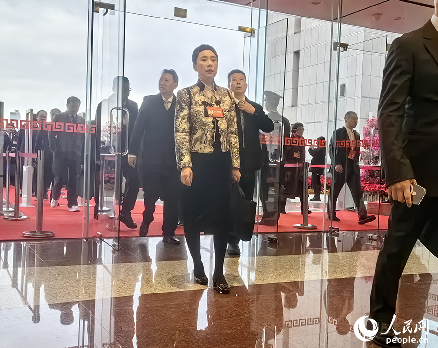 福建省人大代表步入會(huì)場(chǎng)。人民網(wǎng)記者 林曉麗攝