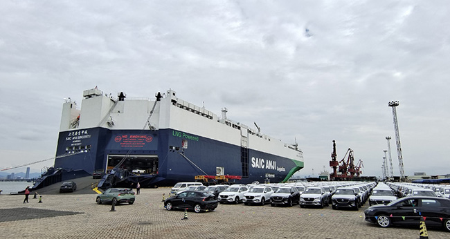 當(dāng)天，汽車陸續(xù)駛上“上汽安吉申誠”號汽車滾裝船時的情景。林林?jǐn)z
