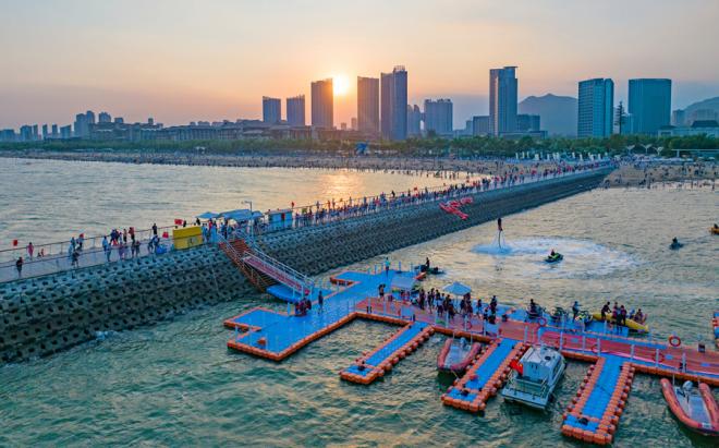 旅游旺季，廈門環(huán)東濱海旅游浪漫線丁壩上游人如織。（資料圖片）許秋珩攝