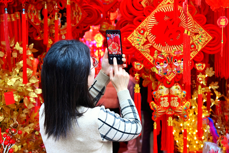 市民用手機(jī)拍下“福”字。陳明忠攝