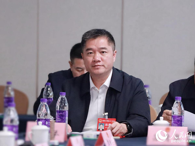 福建省人大代表，省人大環(huán)資委委員，泉州城建集團有限公司黨委書記、董事長李垂舉參加分組審議。人民網(wǎng)記者 劉卿攝