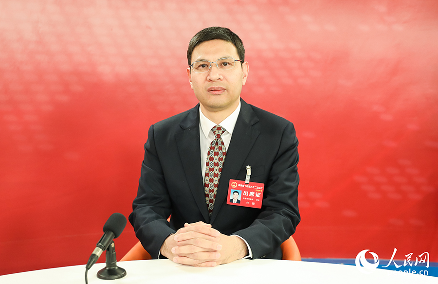 福建省人大代表、古田縣人民政府縣長許鋒做客人民網(wǎng)。人民網(wǎng) 陳永整攝