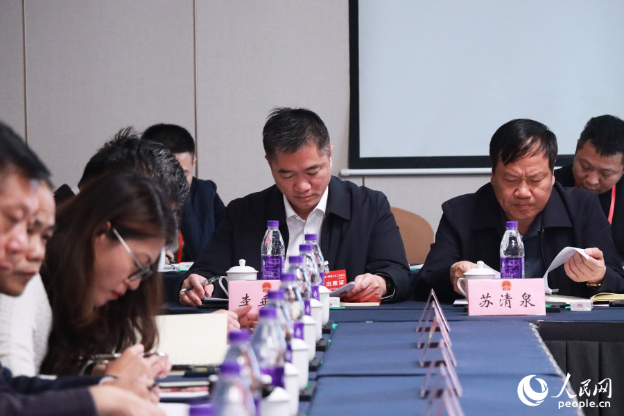 與會代表認(rèn)真做筆記。人民網(wǎng)記者 劉卿攝