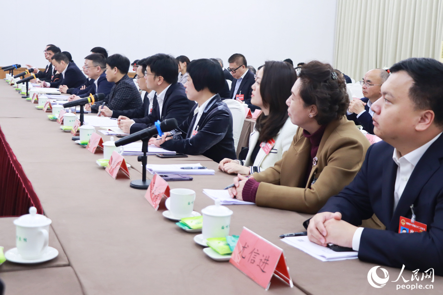 與會代表認(rèn)真聽會。人民網(wǎng)記者 劉卿攝