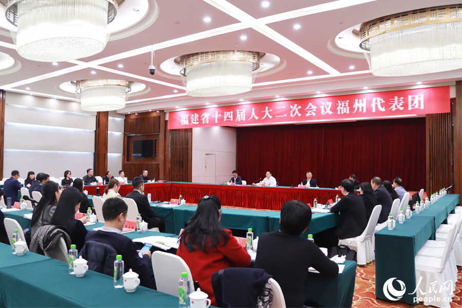 福州代表團分組審議環(huán)節(jié)，與會代表認(rèn)真聽會。人民網(wǎng)記者 劉卿攝