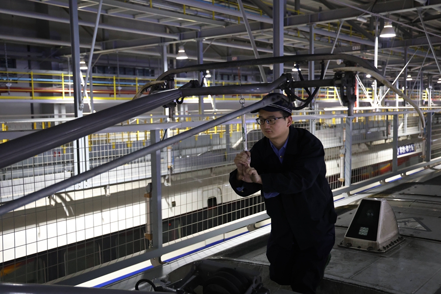 動車組機械師正在對受電弓進行拉力試驗。譚文卿攝