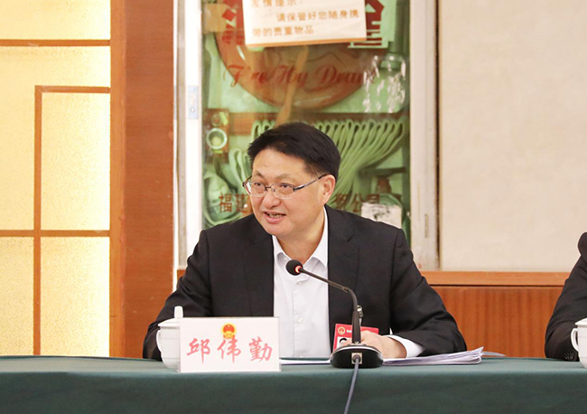 福建省人大代表、龍巖市新羅區(qū)區(qū)長邱偉勤參加分組審議。王占鑫攝
