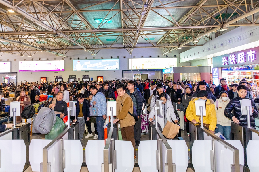 春運(yùn)首日，福州火車(chē)站熱流如潮。康磊攝