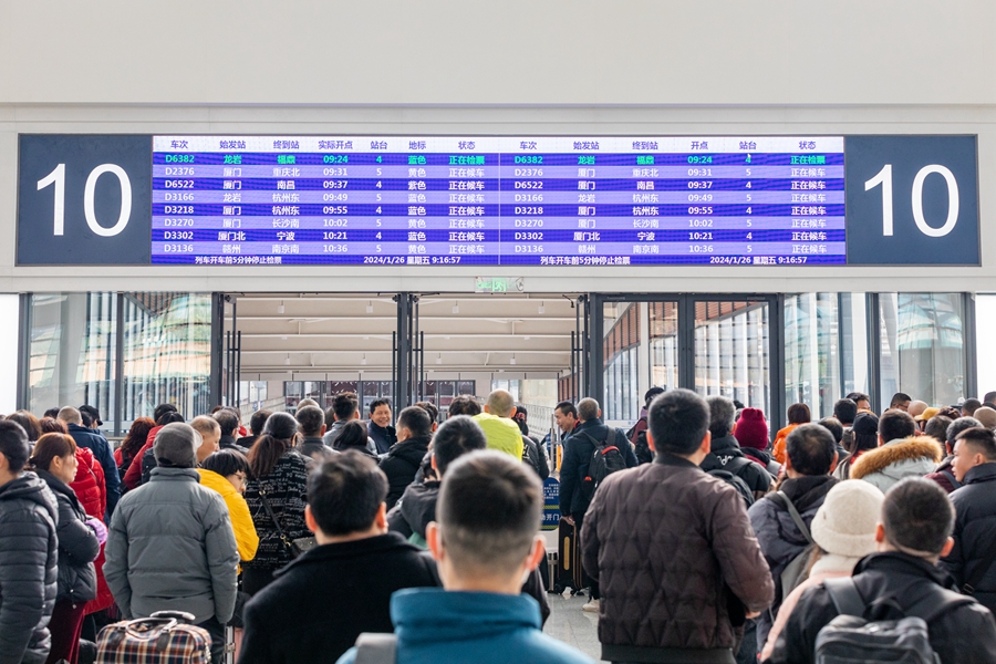 莆田站檢票口前人頭攢動(dòng)，廣大旅客即將踏上返鄉(xiāng)之旅?？道跀z