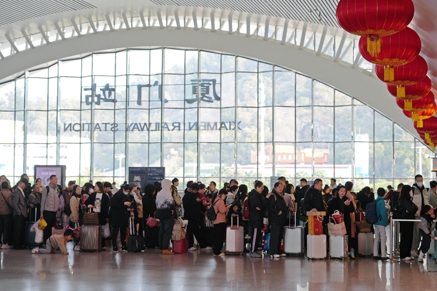 廈門(mén)站，返鄉(xiāng)旅客正在有序排隊(duì)檢票。萬(wàn)宇攝