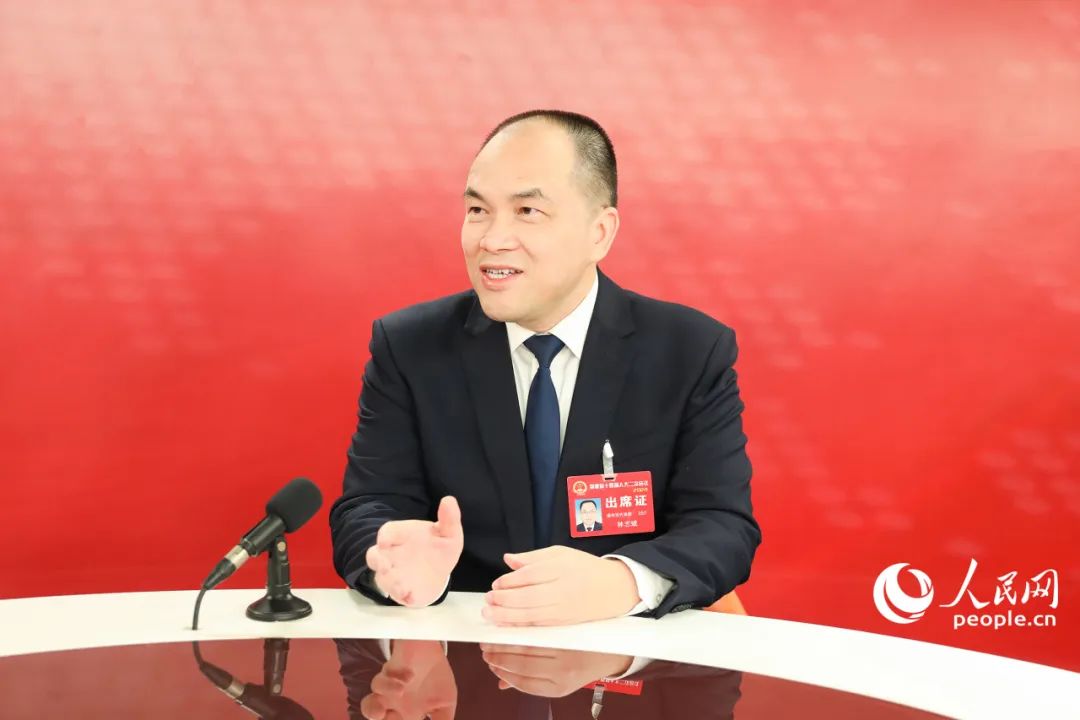 福建省人大代表，羅源縣委副書記、縣人民政府縣長林志斌接受人民網專訪。人民網 陳永整攝