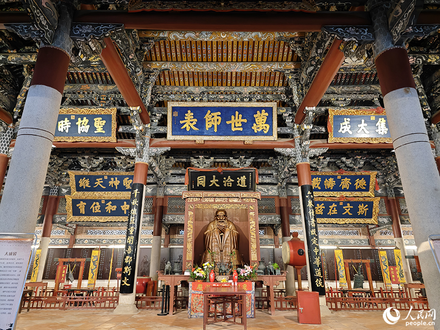 泉州府文廟主祀的孔子像采用唐代畫家吳道子筆下的布衣孔子形象。人民網(wǎng) 黃東儀攝
