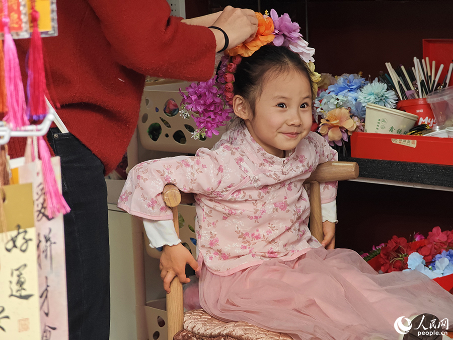 一個女孩正在體驗(yàn)“簪花”。人民網(wǎng) 黃東儀攝