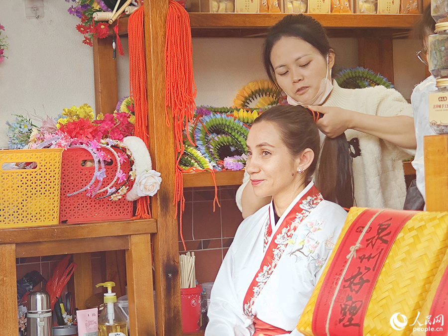一名外國女性正在體驗(yàn)“簪花”。人民網(wǎng) 黃東儀攝