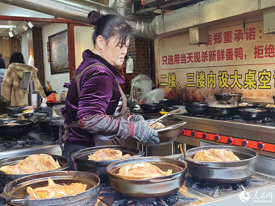 姜母鴨帶有暖意的味道隔老遠(yuǎn)就能聞到。人民網(wǎng) 黃東儀攝