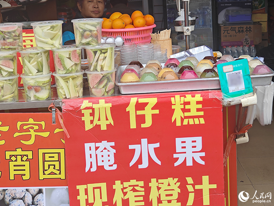 看這些缽仔糕五顏六色的，大概是有很多種口味吧？人民網(wǎng) 黃東儀攝