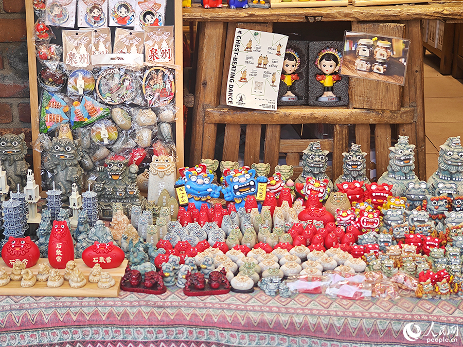 西街上的文創(chuàng)商品。人民網(wǎng) 黃東儀攝