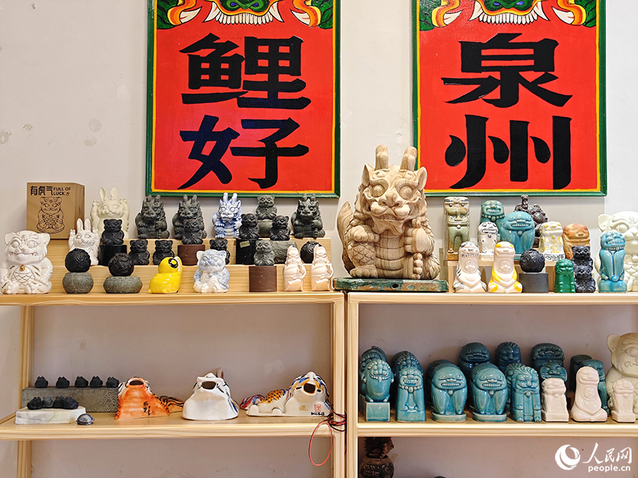 西街文創(chuàng)商店一角。人民網(wǎng) 黃東儀攝