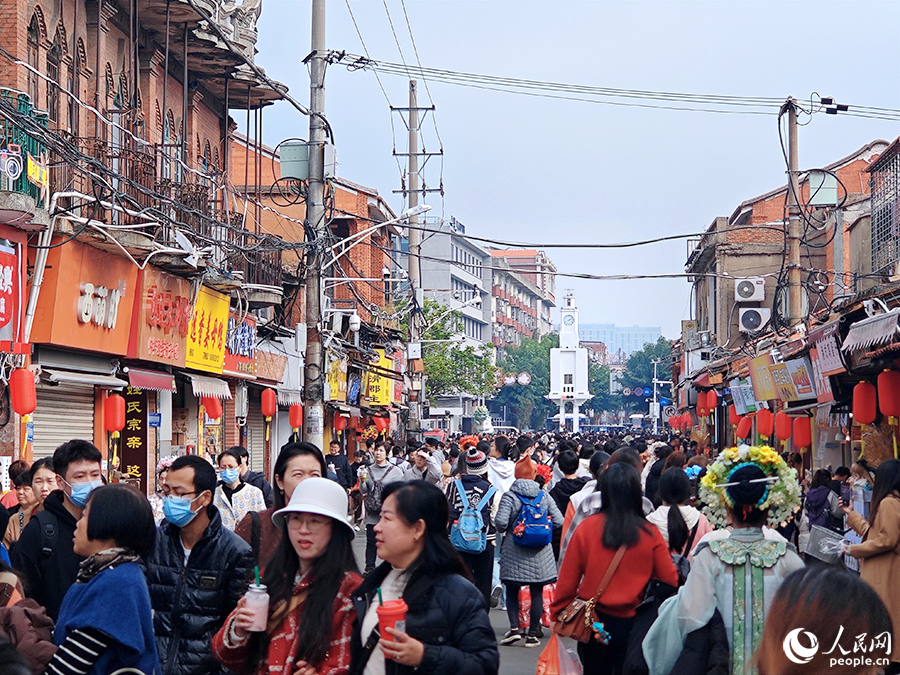 泉州西街熙熙攘攘，熱鬧非凡。人民網(wǎng) 黃東儀攝