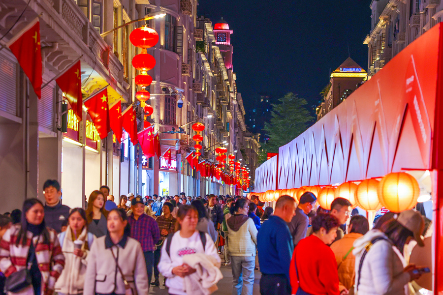 中山路步行街紅旗燈籠齊上陣。楊勁堅攝