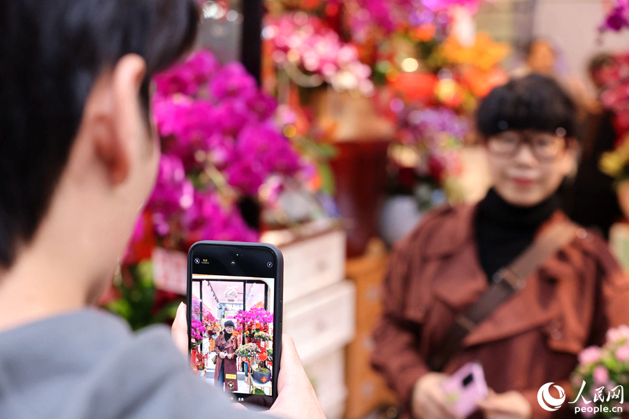 繽紛多彩的花朵引得市民游客拍照留念。人民網(wǎng)記者 陳博攝