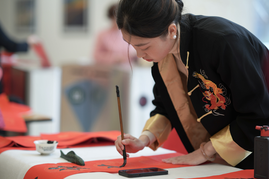 在廈門市老年活動(dòng)中心，書法家們?yōu)槭忻袼痛郝?lián)。張秀云攝