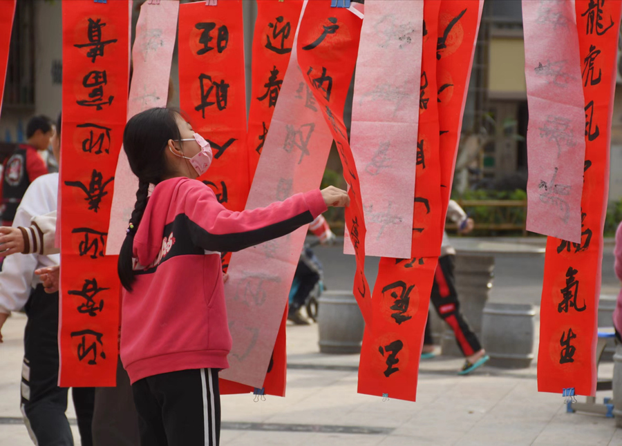 檳榔社區(qū)居民將寫好的春聯(lián)系繩晾曬。楊金木攝